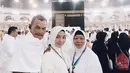 Citra Kirana bersama ayah dan ibu mengenakan pakaian serba putih, ketika menunaikan ibadah umroh di Tanah Suci yang sedang berada di depan Kabah. (Liputan6.com/IG/@citraciki)