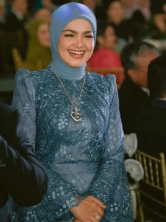 7 Potret Gaun Brokat Siti Nurhaliza di Pernikahan Anak Sambung, Detail Payet Memukau