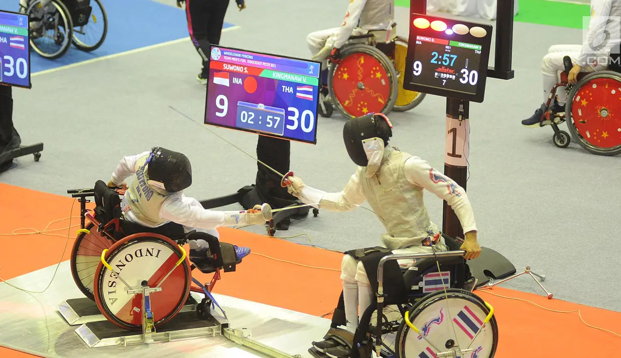 Atlet anggar kursi roda Indonesia, Suwono beradu jurus dengan Kingmanaw (Thailand) pada babak perempat final Beregu Senior Putra Asian Para Games 2018 di Cibubur, Jakarta, Senin (8/10). Indonesia gagal melaju ke semifinal. (Merdeka.com/Arie Basuki)