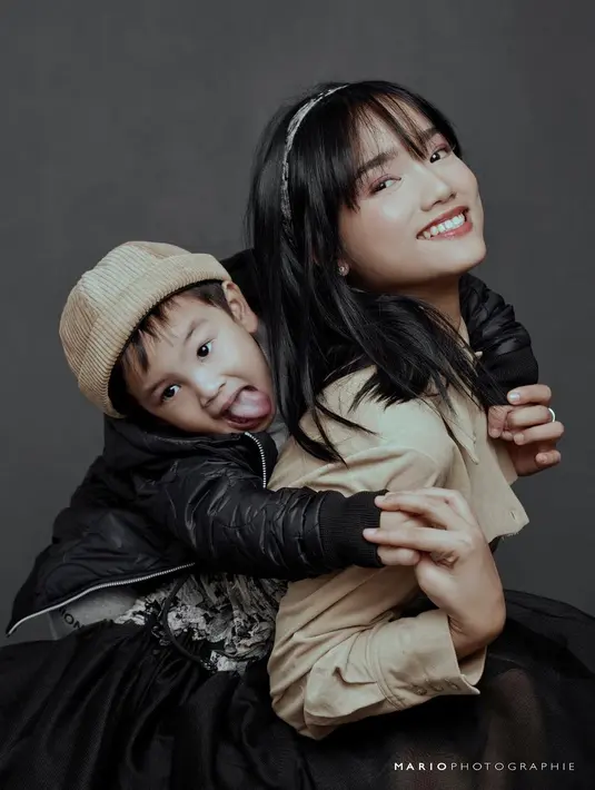 Gala terlihat sangat lepas memainkan ekspresi di depan kamera.  [cr:  @mariophotographie].