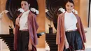 Selain itu, Amanda juga sering berpenampilan girly. Seperti yang satu ini misalnya, Amanda cantik banget memakai rok hitam dengan paduan turtle neck putih dan outer berwarna pink. Ditambah, ia memakai heels abu-abu. (Instagram/amandarawles)