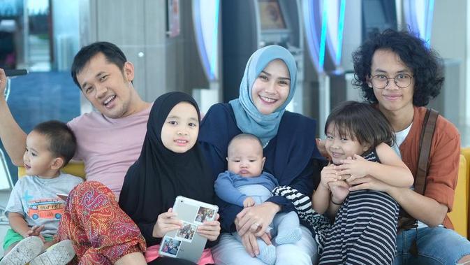 Zaskia Adya Mecca bersama suami dan anak-anaknya. [foto: instagram/zaskiadyamecca]