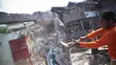 Proses penertiban yang dilakukan petugas Satpol PP terhadap bangunan di bantaran Kali Mampang, Jakarta, Senin (18/8/14). (Liputan6.com/Faizal Fanani)