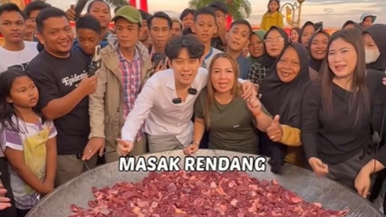 Willie Salim Masak Rendang 200 Kg untuk Berbagi, Ludes Diserbu Warga Meski Belum Matang