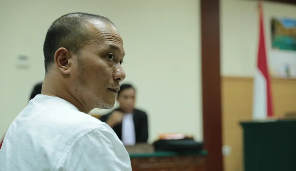 Penyanyi 46 tahun itu menghadiri sidang dengan mengenakan baju putih dengan celana jean. Ia tampak tengang tanpa senyum menjelan menjalani sidang perdananya. (Adrian Putra/Bintang.com)