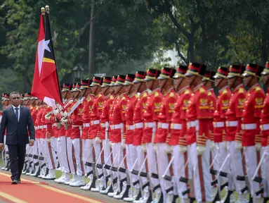 Presiden Jokowi (kiri) dan PM Timor Leste Rui Maria De Araujo berjalan memeriksa pasukan kehormatan Paspampres pada upacara kenegaraan di Istana Merdeka, Jakarta, Rabu (26/8). (Liputan6.com/Faizal Fanani)