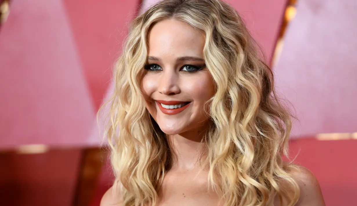 Jennifer Lawrence mengaku bahwa ia keluar dari SMP dan dia tak miliki gelar diploma. Ia belajar dirinya sendiri. JLaw megatakan ia tahu apa yang ingin dilakukannya. (KEVORK DJANSEZIAN / GETTY IMAGES NORTH AMERICA / AFP)