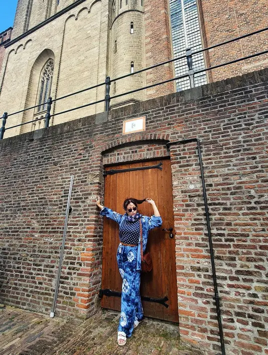 Kombinasi shibori juga bisa jadi inspirasi seru untuk tampil stylish di segala kesempatan.