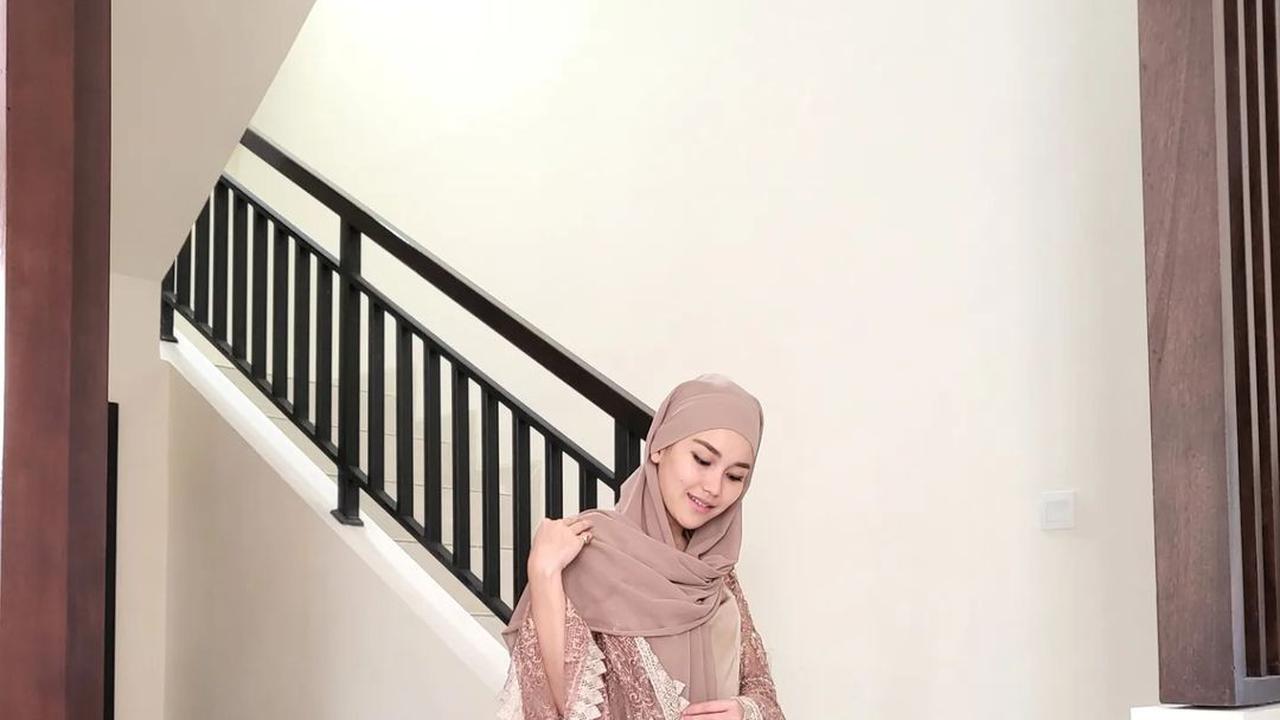 Ayu Ting Ting mengenakan hijab saat hadir dalam syukuran rumah baru Assyifa Nuraini sang adik (Foto: Instagram @ayutingting92)