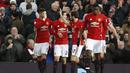 Para pemain Manchester United merayakan gol Daley Blind (tengah) saat melawan Sunderland pada lanjutan Premier League di Old Trafford Stadium, (26/12/2016). (Reuters/Phil Noble)