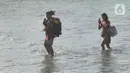 <p>Wisatawan antre naik ke kapal boat menuju kawasan wisata Nusa penida dan Nusa lembongan di Pelabuhan Sanur, Denpasar, Bali, Senin (2/5/20222). Libur panjang lebaran tahun ini berdampak positif kepada jumlah keberangkatan wisatawan menuju Nusa Penida ataupun Nusa Lembongan. (merdeka.com/Arie Basuki)</p>