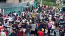 Suasana di kawasan Pasar Senen, Jakarta, Sabtu (24/6). Menjelang lebaran ribuan pakaian bekas membanjiri di kawasan pasar Senen, harga baju yang dijual bervariasi mulai Rp 35000- RP 5000. (Liputan6.com/Angga Yuniar)