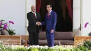 Presiden Jokowi bersalaman dengan Presiden Republik Afrika Selatan Jacob Zuma di Istana Merdeka Jakarta, Rabu (8/3). Kunjungan kenegaraan tersebut untuk menjalin kerjasama antara kedua Negara Indonesia dan Afrika Selatan. (Liputan6.com/Angga Yuniar)