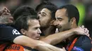 Para pemain Shakhtar Donetsk, merayakan gol yang dicetak oleh Taison, ke gawang Napoli pada laga Liga Champions di Stadion Metalist, Ukraina, Kamis (14/9/2017). Shakhtar Donetsk menang 2-1 atas Napoli. (AP/Efrem Lukatsky)