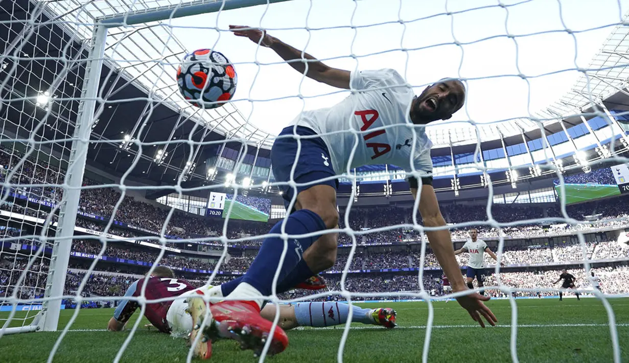 Pemain Tottenham Hotspur Lucas Moura mencetak gol ke gawang Aston Villa pada pertandingan sepak bola Liga Inggris di Stadion Tottenham Hotspur, London, Inggris, Minggu (3/10/2021). Tottenham Hotspur menang 2-1. (Nick Potts/PA via AP)