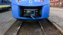 Kereta api bertenaga hidrogen pertama di dunia tiba di stasiun untuk memulai layanan komersial di Bremervoerde, Jerman, 16 September 2018. Kereta ini akan beroperasi rutin di wilayah Lower Saxony, Jerman. (AFP / Patrik STOLLARZ)
