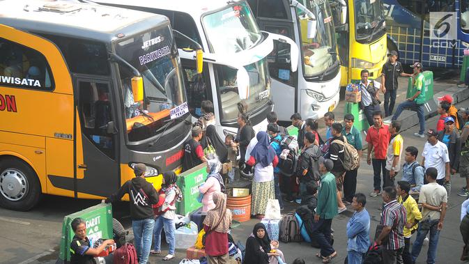 Sejumlah calon penumpang bersiap menaiki bus di Terminal Kampung Rambutan, Jakarta, Minggu (10/6). Lebih dari 28 ribu pemudik sudah meninggalkan Ibu Kota menuju kampung halamannya dengan bus hingga H-5 Lebaran 2018 pagi ini. (Merdeka.com/Arie Basuki)