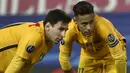 Pemain Barcelona, Lionel Messi dan Neymar, tampak kecewa kalah dari Atletico Madrid pada laga Liga Champions di Stadion Vicente Calderon, Spanyol, Kamis (14/4/2016). Atletico lolos ke semifinal berkat menang agregat 3-2. (AFP/Gerard Julien) 