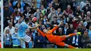 Pemain Manchester City, Sergio Aguero, mencetak gol melalui penalti ke gawang Stoke City dalam laga Liga Inggris di Stadion Etihad, Manchester, Sabtu (23/4/2016). (AFP/Lindsey Parnaby)