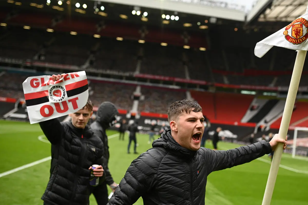 FOTO: Jelang Laga Krusial Melawan Liverpool, Fans Garis Keras Manchester United Geruduk Old Trafford