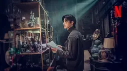 Dalam adegan pasca-kredit dari episode terakhir musim 1, seorang pria bernama Ho Jae berbalik, memperlihatkan wajahnya yang mirip dengan Jang Tae Sang, kepala Geumokdang. Bekas luka vertikal di belakang lehernya menimbulkan pertanyaan tentang cerita seperti apa yang dimilikinya. (Foto: Netflix)