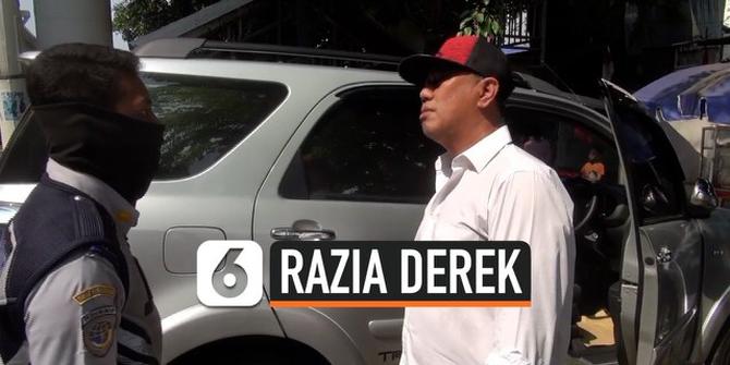 VIDEO: Mobil Diderek Tanpa Peringatan, Pengemudi Ribut dengan Petugas