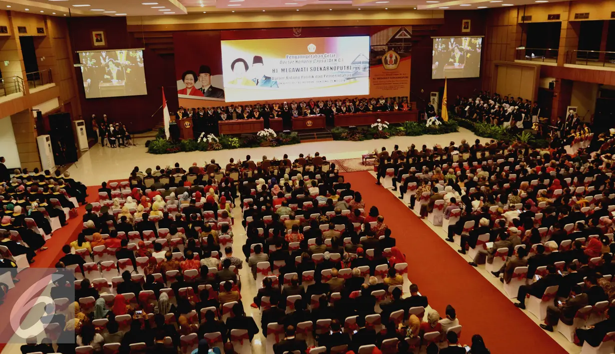 Suasana prosesi penganugerahan gelar Doktor Honoris Causa bidang politik dan pemerintah yang dihadiri oleh kerabat di Auditorium UNPAD, Bandung, Rabu (25/5). (Liputan6.com/Gempur M Surya)