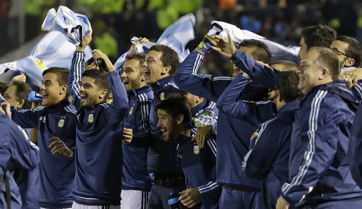 Para pemain Argentina merayakan keberhasilan lolos ke Piala Dunia 2018 usai mengalahkan Ekuador di Stadion Olimpico Atahualpa, Quito, Selasa (10/10/2017). Sempat tertinggal, Argentina akhirnya menang 3-1 atas Ekuador. (AP/Fernando Vergara)