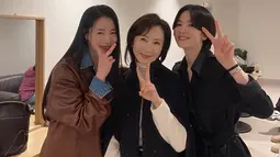 Beberapa rekan pemeran dari drama-drama sebelumnya yang dibintangi Song Hye Kyo hadir di pemutaran perdana untuk menunjukkan dukungan mereka terhadap karya terbarunya. Selain Lim Ji Yeon, rekan pemeran Hye-kyo dalam "The Glory" yang hadir yaitu Jung Sung-il dan Lee Moo-saeng. (Liputan6.com/IG/@limjjy2)