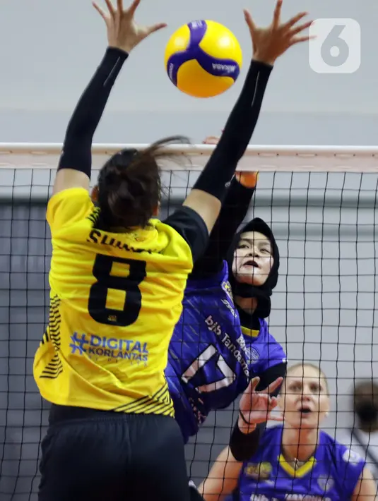 Pevoli putri Bandung BJB Tandamata, Wilda Siti NS melakukan smash saat melawan Jakarta Mandiri Popsivo Polwan di pertandingan PLN Mobile Proliga 2022, Padepokan Voli Jenderal Polisi Kunarto, Sentul, Bogor, Minggu (9/1/2022). Bandung BJB Tandamata unggul 3-2. (Liputan6.com/Helmi Fithriansyah)