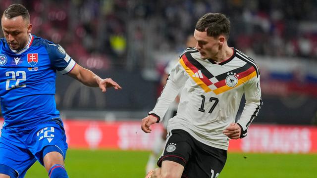 Aksi Florian Wirtz (kanan) di laga Jerman vs Slovakia di Grup A Kualifikasi Piala Dunia 2026 zona Eropa di Leipzig, Selasa (18/11/2025) dini hari WIB. (AP Photo/Matthias Schrader)