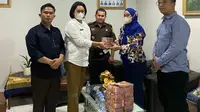 Kepala Kejari Rokan Hilir menerima pengembalian kerugian negara dari korupsi pembangunan pelabuhan Bagansiapiapi. (Liputan6.com/M Syukur)