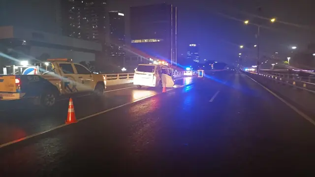 Kecelakaan Toyota Vellfire Tabrak Truk di Tol Dalam Kota Jakarta, 1 Orang Tewas