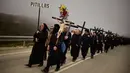 Jemaat katolik Ujue Virgin berbaris membawa salib saat melakukan ziarah dari Tafalla dan desa-desa lainnya ke kota kecil Ujue, Spanyol Utara (29/4). Mereka berjalan sekitar 25 km (16 mil) dari desa mereka menuju Ujue. (AP/Alvaro Barrientos)