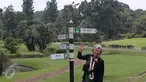 Putri Astrid dari Kerajaan Belgia menunjukkan papan nama jalan Astrid di Kebun Raya Bogor, Jawa Barat, Rabu (16/3). Kunjungan tersebut untuk mengenang Jalan Astrid yang diambil dari nama neneknya, Ratu Astrid. (Liputan6.com/Faizal Fanani)