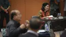 Elfida Pangaribuan menangis saat hadir bersaksi membela suaminya, hakim Pangeran Napitupulu dalam persidangan di Majelis Kehormatan Hakim (MKH), Jakarta, (4/1). Napitupulu meminta jangan dipecat karena sedang sakit jantung. (Liputan6.com/Faizal Fanani)