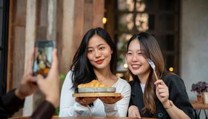 Ilustrasi perempuan menggunakan liptint. (Foto: BongkarnGraphic/Depositphotos.com)