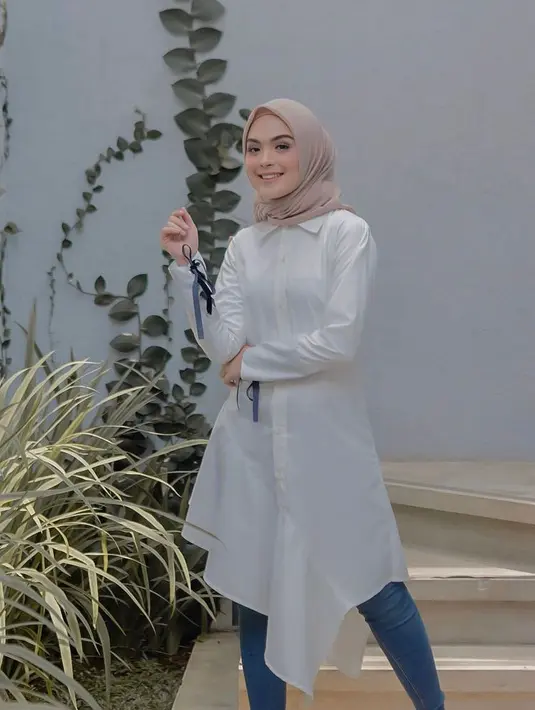 Simple tapi stylish, cukup padukan kemeja tunik dengan celana jeans dan hijab segi empat ala pesinetron Vebby Palwinta. (Instagram/vebbypalwinta).