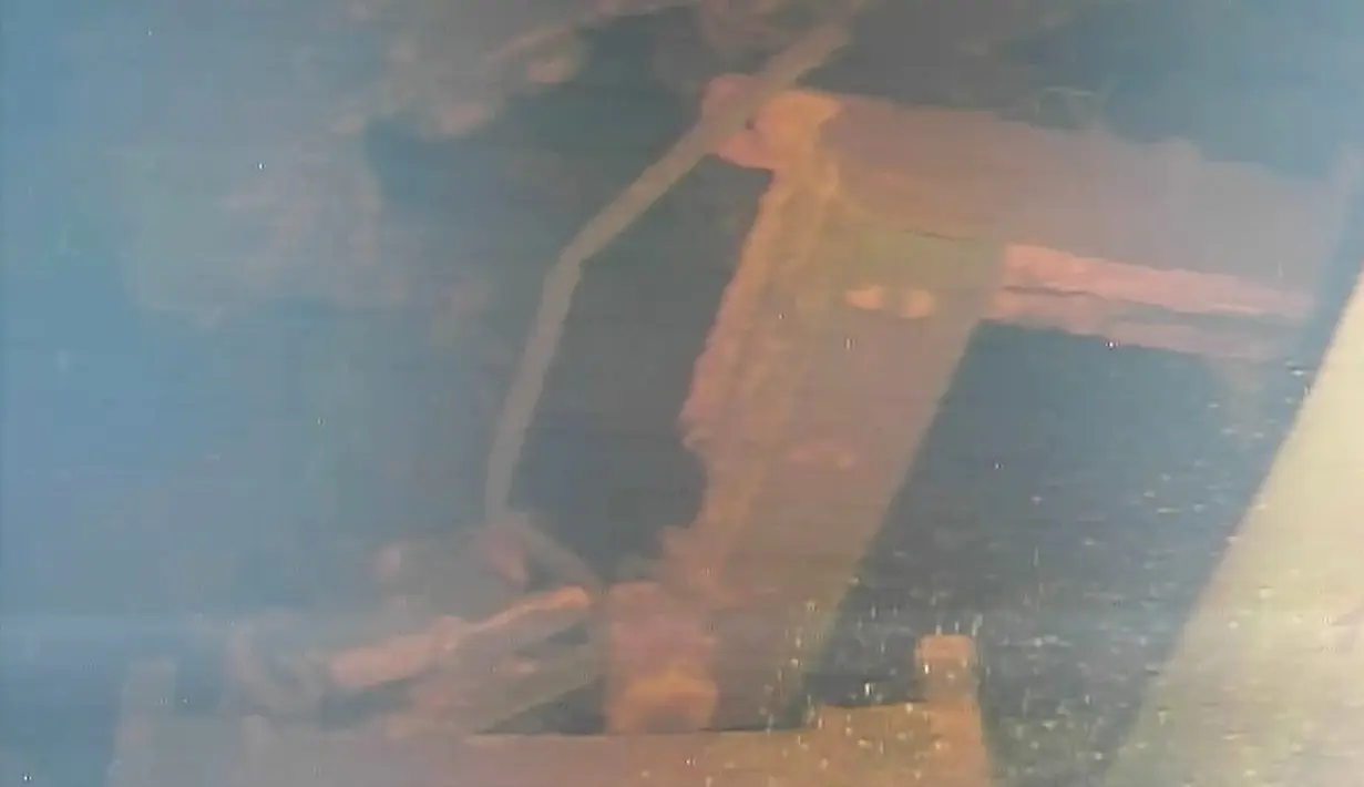 Robot bawah laut menunjukkan platform yang rusak di pabrik nuklir Fukushima, Jepang, (19/7). Batuan padat seperti lava dan benjolan di lapisan terlihat di bawah unit tiga reaktor . (International Research Institute for Nuclear Decommissioning via AP)