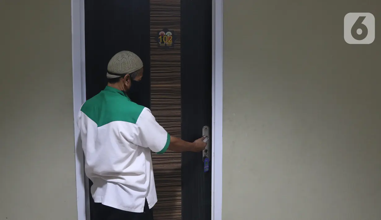 Petugas bersiap merapikan salah satu kamar tidur untuk calon jemaah haji di Asrama Haji Pondok Gede, Jakarta, Senin (23/5/2022). Asrama Haji Pondok Gede Jakarta siap melayani calon jemaah haji 1443 H/2022 M, yang dijadwalkan mulai masuk asrama pada 3 Juni 2022 mendatang sebelum keberangkatan menuju Tanah Suci Mekkah dan Madinah di Arab Saudi. (Liputan6.com/Herman Zakharia)