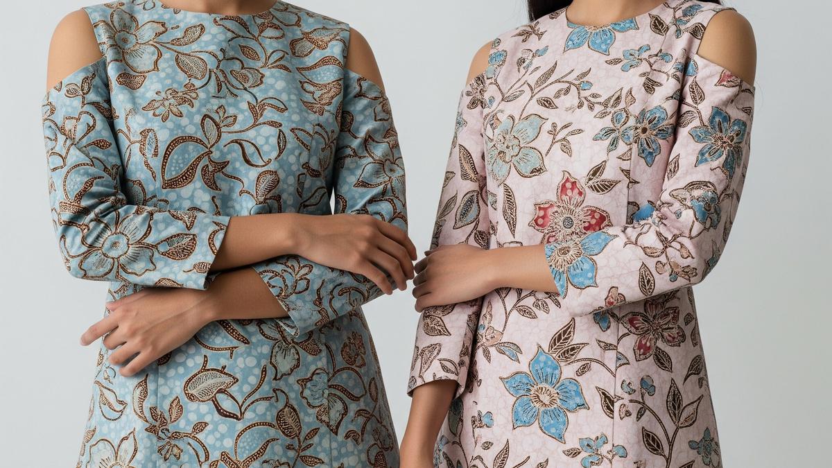 6 Model Batik Wanita Cold Shoulder yang Trending untuk Penampilan Modern dan Elegan
