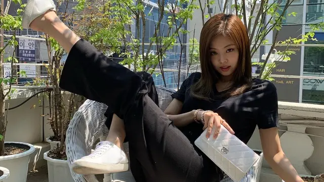 FOTO: Gaya Jennie BLACKPINK Pakai Outfit Hitam, Tampil Menawan