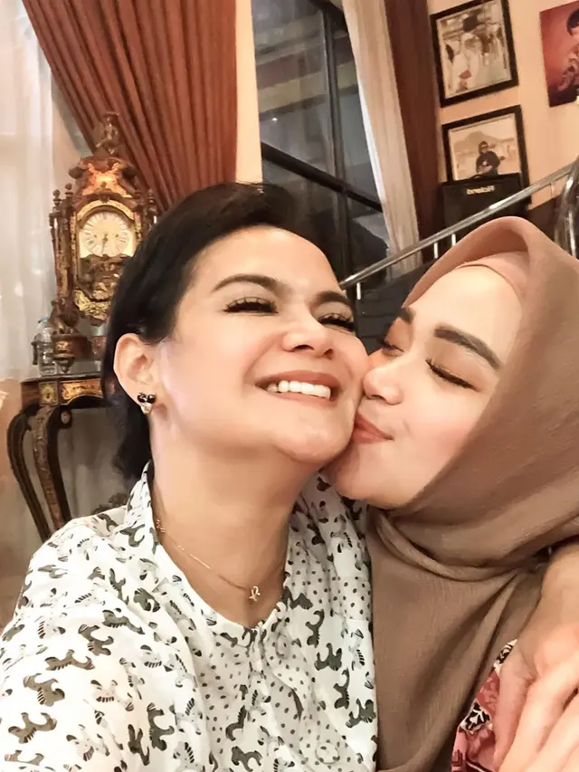 Sering Dikira Kembar, Ini 7 Potret Kebersamaan Shezy dan Sheza Idris