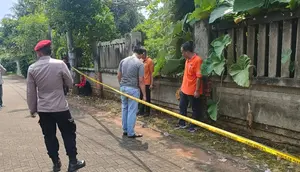 Lokasi penemuan mayat pria terbungkus sarung tanpa identitas di Perumahan Makadam di Jalan Saleh 1, Pamulang, Kota Tangerang Selatan (Tangsel). (Liputan6.com/Pramita Tristiawati)