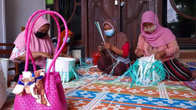 Perajin Tas Anyaman di Kediri, Jawa Timur