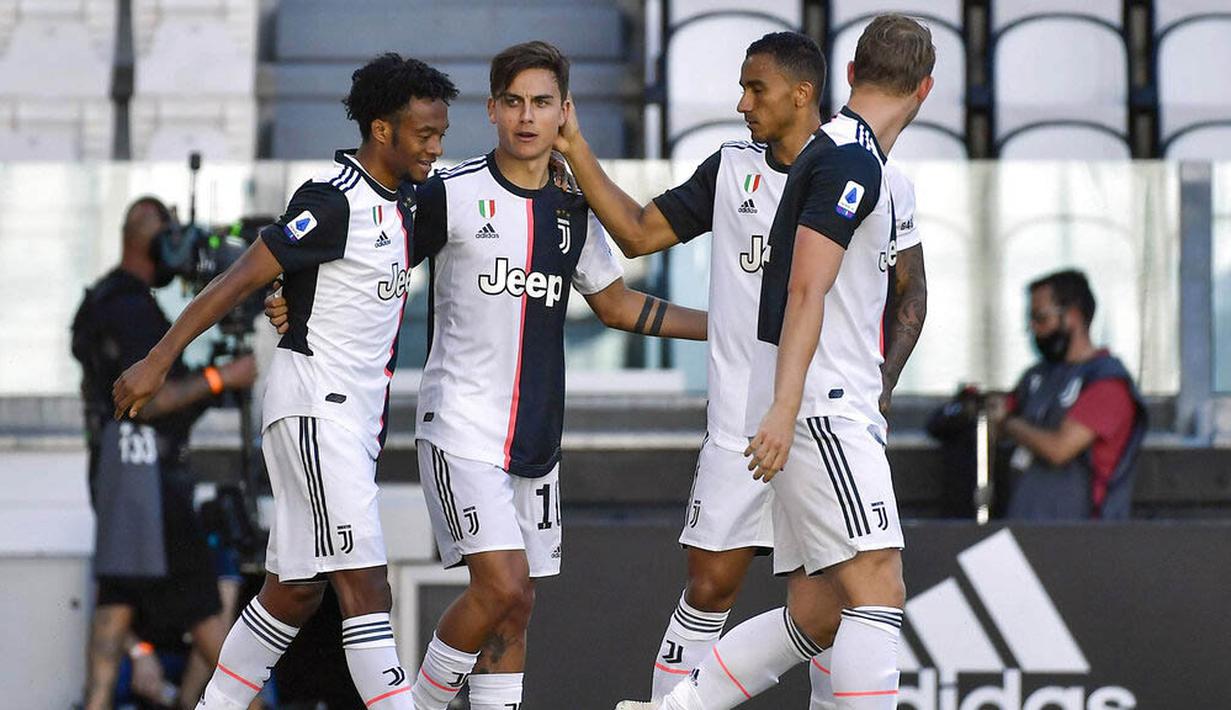 Para pemain Juventus merayakan gol yang dicetak oleh Paulo Dybala ke gawang Torino pada laga Serie A di Stadion Allianz, Turin, Sabtu (4/6/2020). Juventus menang 4-1 atas Torino. (AP/Marco Alpozzi)