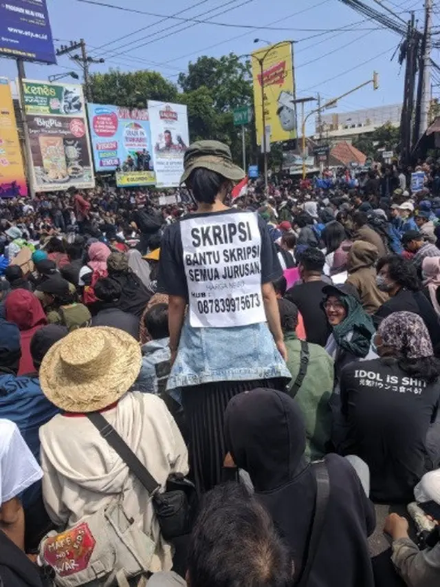 poster nyeleneh mahasiswa