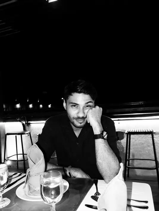 Refal saat ini berusia 28 tahun, memiliki keturunan Arab dan Betawi yang membuat wajahnya rupawan. (Instagram/refalhady)