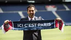 Kiper anyar PSG, Gianluigi Buffon berpose dengan syal klub barunya saat sesi perkenalan di stadion Parc des Princes, Paris, Senin (9/7). Paris Saint-Germain ( PSG) secara resmi memperkenalkan Gianluigi Buffon sebagai pemain baru. (AP/Jean-Francois Badias)