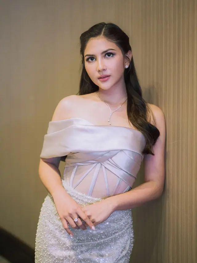 Pesona Princess Jessica Mila dalam Gaun Menerawang Merek Lokal Setelah Dilamar Yakup Hasibuan